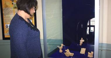 Stire din Cultură-Educație : "Gadgeturile" antichității  și bucuriile micilor romani, expuse la Muzeul de Arheologie
