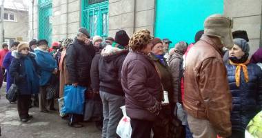 Stire din Social : Fac rând la coada supraviețuirii:  "Nici noi nu știm cum putem trăi așa"