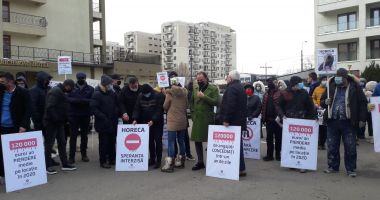 „Lăsaţi vacanţele românilor!” Angajaţii şi proprietarii din HoReCa au ieşit în stradă - 2
