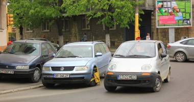 Șmecherii fac legea pe străzile Constanței. Parchează în intersecții, stații de autobuz sau pe spații verzi - 2
