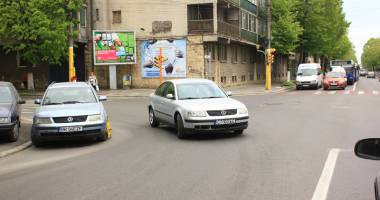 Șmecherii fac legea pe străzile Constanței. Parchează în intersecții, stații de autobuz sau pe spații verzi - 3