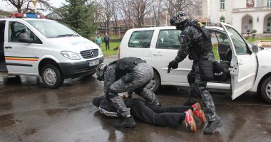 Stire din Eveniment : Noi reguli în legitimarea de către polițiști: "Mâinile sus" și "Culcat"!
