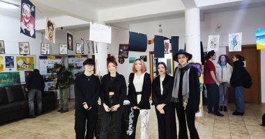 Mărturiile vârstei lor au transformat holul Liceului "George Călinescu" în salon expozițional - 2