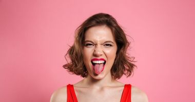 Stire din Sănătate : Nu vă speriați! Limba fisurată şi crăpată provoacă doar un aspect inestetic