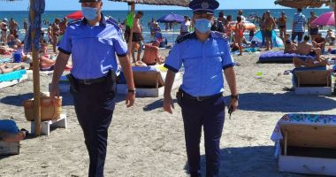 Stire din Eveniment : Sezonul estival, un calvar pentru polițiști: în pantofi de piele, prin nisip!