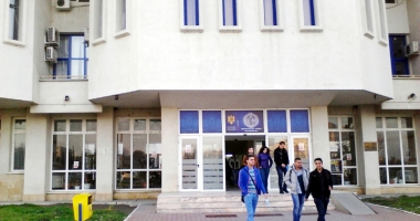Stire din Cultură-Educație : Facultatea, "afacere" cu lacătul pe ușă. Bac-ul bagă în faliment fabricile de studenți - locurile cu taxă au rămas neocupate