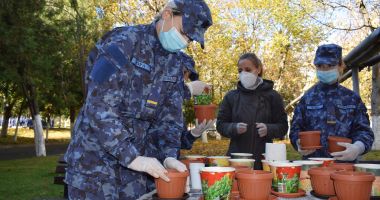 Stire din Eveniment : „Lumea de sub navă” - lecție de responsabilitate civică de la tinerii în uniformă militară