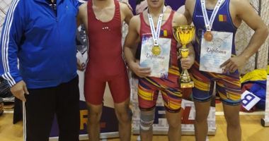 Luptătorii de la CS Farul Constanța, sus pe podium, la Cupa României - 2