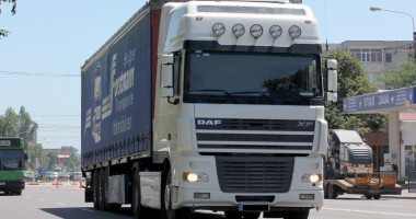 SĂRBĂTORILE AR PUTEA GĂSI MAGAZINELE GOALE / Aprovizionarea cu marfă, sabotată de transportatori - 3