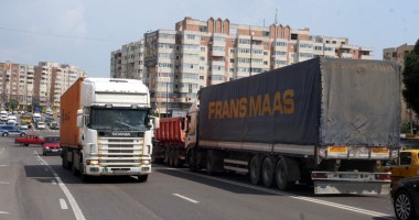 SĂRBĂTORILE AR PUTEA GĂSI MAGAZINELE GOALE / Aprovizionarea cu marfă, sabotată de transportatori - 2