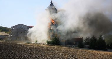 Mănăstirea "Sfântul Filip", mistuită în incendiu. Moaștele, salvate! - 3