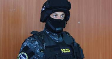 Ce secrete se ascund  sub uniformele "mascaților" - 5