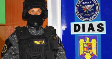 Stire din Eveniment : Infractori, pe burtă! "Mascații" intervin în câteva secunde