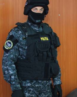 Ce secrete se ascund  sub uniformele "mascaților" - 4