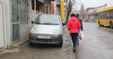 Stire din Eveniment : Coșmarul pietonilor: mașinile parcate pe trotuar!