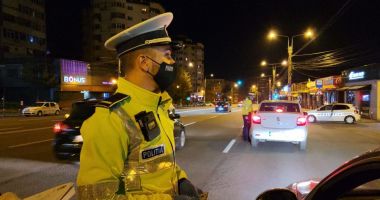 Stire din Eveniment : Polițiștilor li se recomandă să nu-i amendeze pe cei care poartă măşti textile. „Și avertismentul este o sancțiune!”