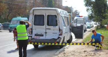 Galerie FOTO. Microbuz de transport persoane, izbit violent de o betonieră - 7