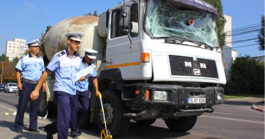 Galerie FOTO. Microbuz de transport persoane, izbit violent de o betonieră - 2