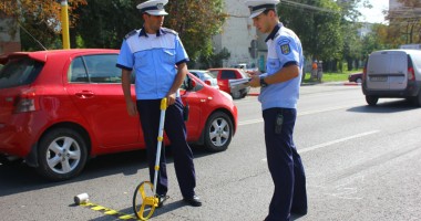 Galerie FOTO. Microbuz de transport persoane, izbit violent de o betonieră - 3