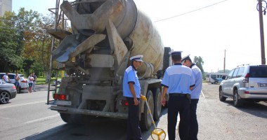 Galerie FOTO. Microbuz de transport persoane, izbit violent de o betonieră - 4