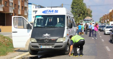 Galerie FOTO. Microbuz de transport persoane, izbit violent de o betonieră - 5