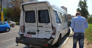 Galerie FOTO. Microbuz de transport persoane, izbit violent de o betonieră - 6
