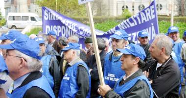 Stire din Eveniment : "Dintr-o tăietură de condei se stabilește soarta militarilor"