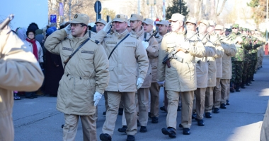 Mica Unire, sărbătorită pe platoul din fața Prefecturii. Militarii au defilat, iar copiii au dansat - 3