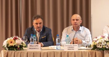 Stire din Politică-Administrație : Ministrul Daniel Cadariu: "Agenţii economici au beneficii dacă acordă tichete de vacanţă"