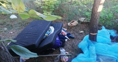 Ce rușine! Sediu de școală, evacuat în grabă, ajuns culcuș pentru oamenii străzii! - 3