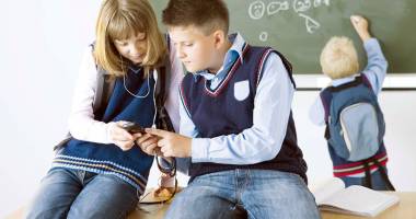 Stire din Cultură-Educație : Măgari cu două picioare! Nesimțirea de a folosi telefonul în timpul orei