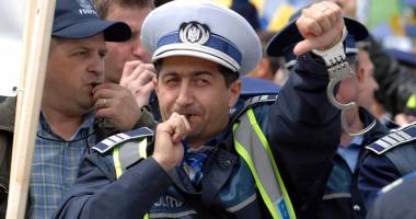 Stire din Eveniment : Necaz de polițist: "Dacă nu era norma de hrană, ar râde și curcile de noi!"