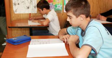 Stire din Cultură-Educație : Au simulat bătaia de joc! Doar nesimțirea elevilor justifică ploaia de note de 2 și 3