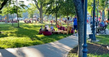 Oază de relaxare, în centrul Constanţei. Bulevardul Tomis, pietonal şi festival al gurmanzilor, în Parcul Arheologic - 4