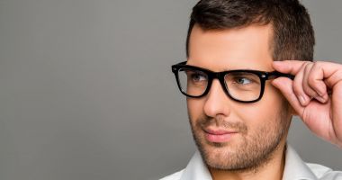 Stire din Sănătate : Iată care sunt cele mai bune soluţii pentru a vă curăţa ochelarii