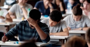 Stire din Cultură-Educație : Sute de elevi constănțeni petrec week-endul în băncile școlilor