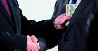 Stire din Eveniment : Om de afaceri, arestat la Constanța. Cerea 500.000 euro șpagă pentru a interveni la SRI, ANAF și magistrați