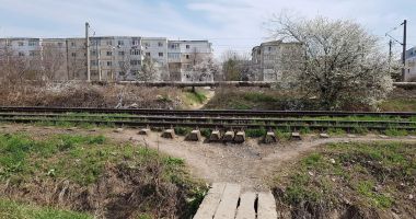 O nouă pasarelă pietonală peste calea ferată, între Poarta 6 şi Km 4 - 5 - 2