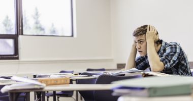 Stire din Cultură-Educație : O nouă şansă prin educaţie şi formare. Sute de copii din judeţ, ajutaţi să se întoarcă la şcoală