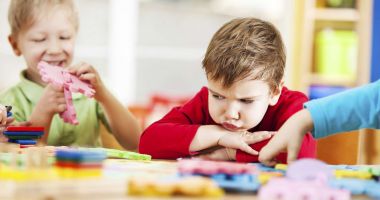Peticeli pentru copiii cu autism! Singurul centru unde se făcea terapie gratuit a rămas fără sediu - 4
