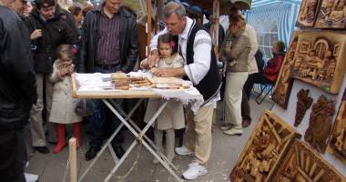 Stire din Social : Un destin dedicat sculpturii. El e artistul care dă viață teiului
