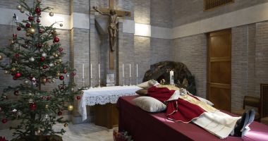 Stire din Actualitate : Zeci de mii de persoane îi aduc un ultim omagiu celui care a fost Papa Benedict