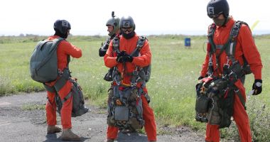 Parașutiștii Forțelor pentru Operații Speciale, la cursuri, în poligonul Capu Midia