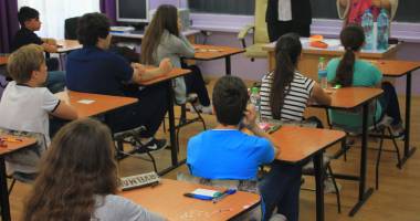 Stire din Cultură-Educație : Părinții unei olimpice reclamă: "E un abuz, nu ne e frică de nimeni!"