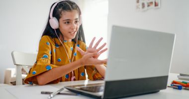 Stire din Cultură-Educație : Părinţii nu vor teste COVID în şcoli, fără acordul lor, şi cer reluarea cursurilor faţă în faţă