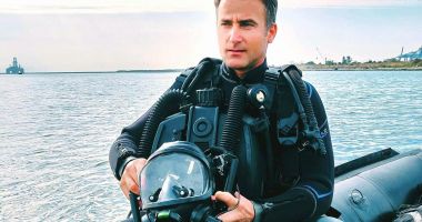 Stire din Eveniment : Din secretele adâncurilor. Scafandrul care a descoperit hidroavioanele și a ajutat un delfin să nască