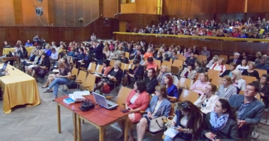 Stire din Cultură-Educație : Scene penibile la concursul directorilor. Managementul școlar și coama măgarului!