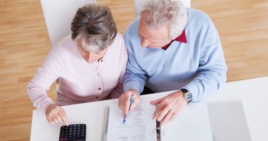 Stire din Social : Pensionarii de lux se lăfăie în puf, alții nu au bani nici de medicamente. Ce pensie are un fost procuror