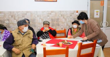 Stire din Social : Sărbătoriţi-vă seniorii! Reamintiţi-le cât de mult îi iubiţi şi îi preţuiţi!