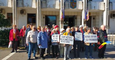 Au ajuns la disperare! Cocoşaţi de povara facturilor şi a preţurilor mari, pensionarii au ieşit în stradă - 2